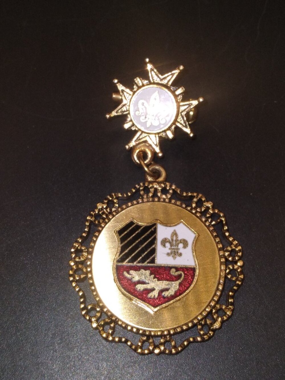Vintage Gold Tone Ceramic Medallion Brooch
